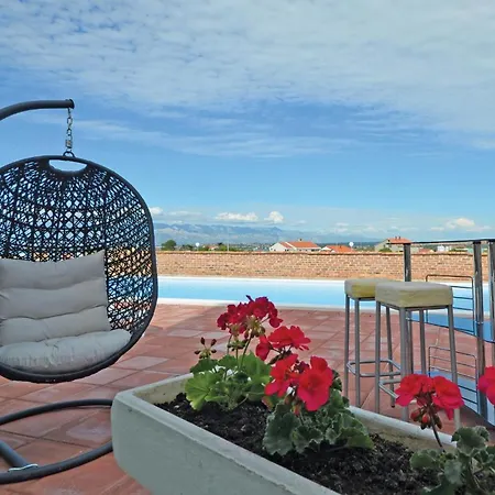 아파트 2 Bedroom Stunning In 닌