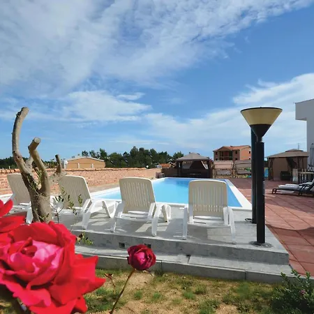 아파트 2 Bedroom Stunning In 닌