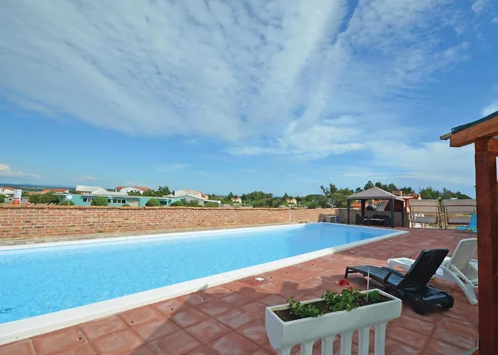 아파트 2 Bedroom Stunning In 닌