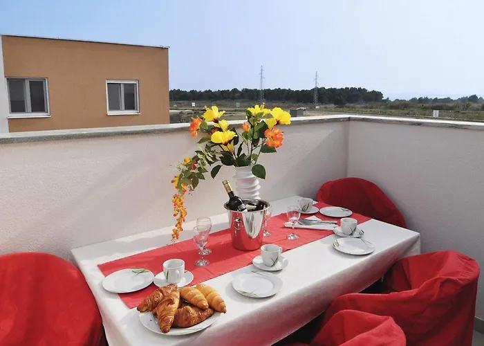 아파트 2 Bedroom Stunning In 닌