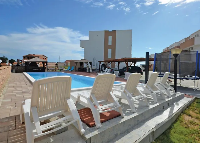 아파트 2 Bedroom Stunning In 닌