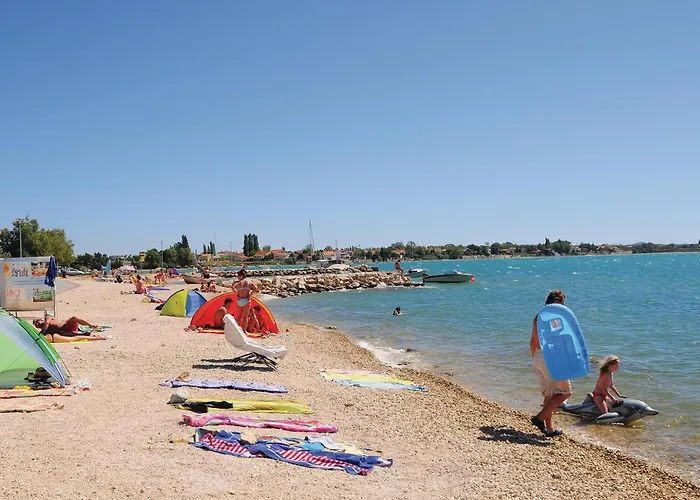 아파트 2 Bedroom Stunning In 닌